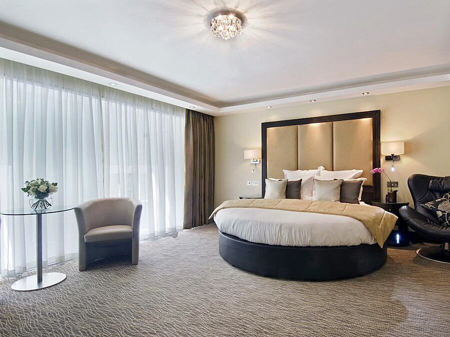 Montcalm Mayfair, Autograph Collection Londres Exterior foto A bedroom at the hotel