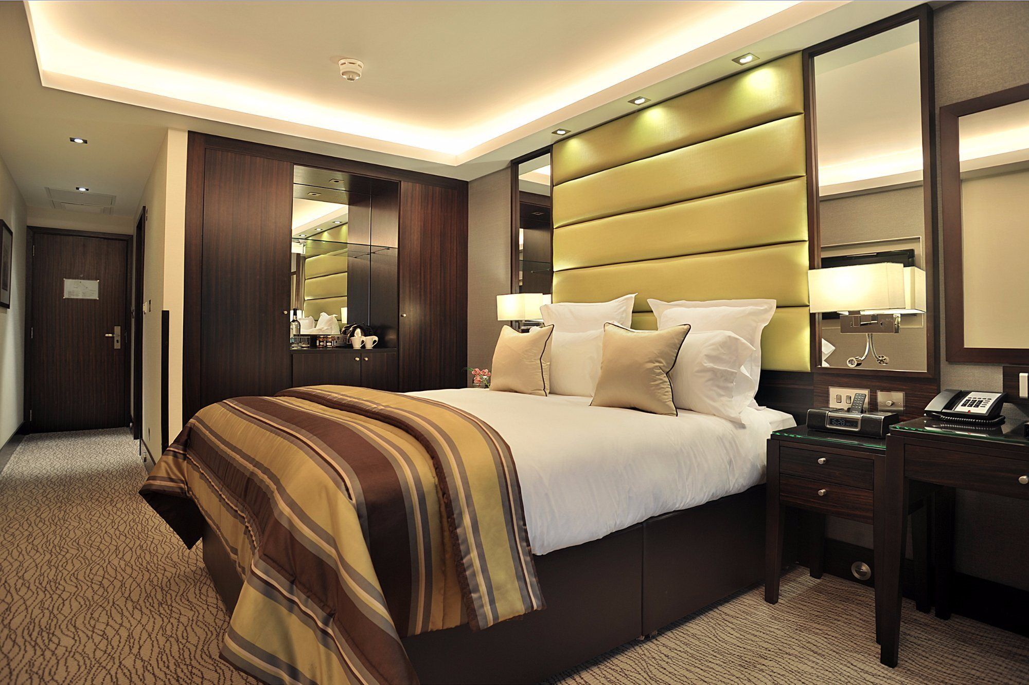 Montcalm Mayfair, Autograph Collection Londres Exterior foto A bedroom at the InterContinental London Park Lane
